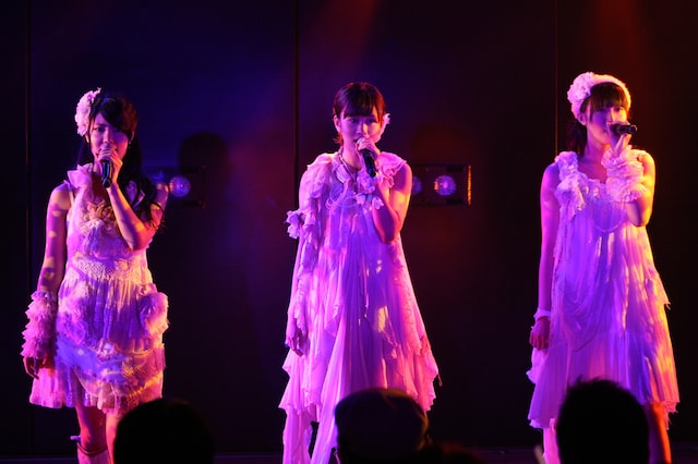 7月10日にAKB48劇場で開催された「AKB48 チームA 6th『目撃者』」公演の模様。 (C)AKS