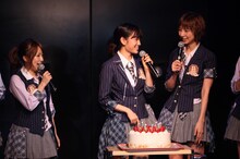 ケーキを前に笑顔を浮かべる前田敦子（写真中央）。(C)AKS