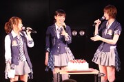 高橋みなみ＆篠田麻里子と談笑する前田敦子。(C)AKS