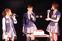 高橋みなみ＆篠田麻里子と談笑する前田敦子。(C)AKS