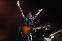 大盛り上がりの中、愛器を抱えステージに登場した浦沢直樹。