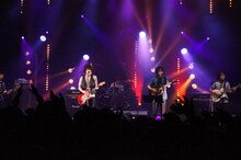 Hemenway×浦沢直樹コラボライブの様子。