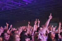 コラボライブを見て興奮するオーディエンス。