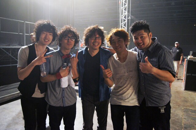 ライブを終えた2組。写真左からHemenwayのIsaac（Vo, G）とCharm（G）、浦沢直樹、HemenwayのToshi（Dr）とOgaching（B）。