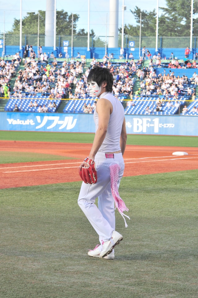 真剣な面持ちでキャッチャーを見つめる樽美酒研二。