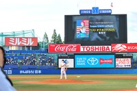 バックスクリーンには大ヒット中のブログ本の告知も。