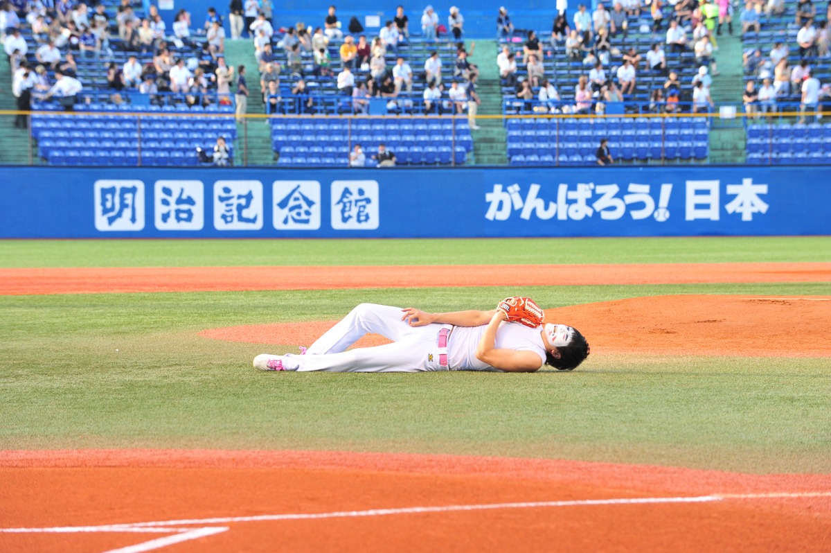 マウンドに倒れ込む樽美酒研二。