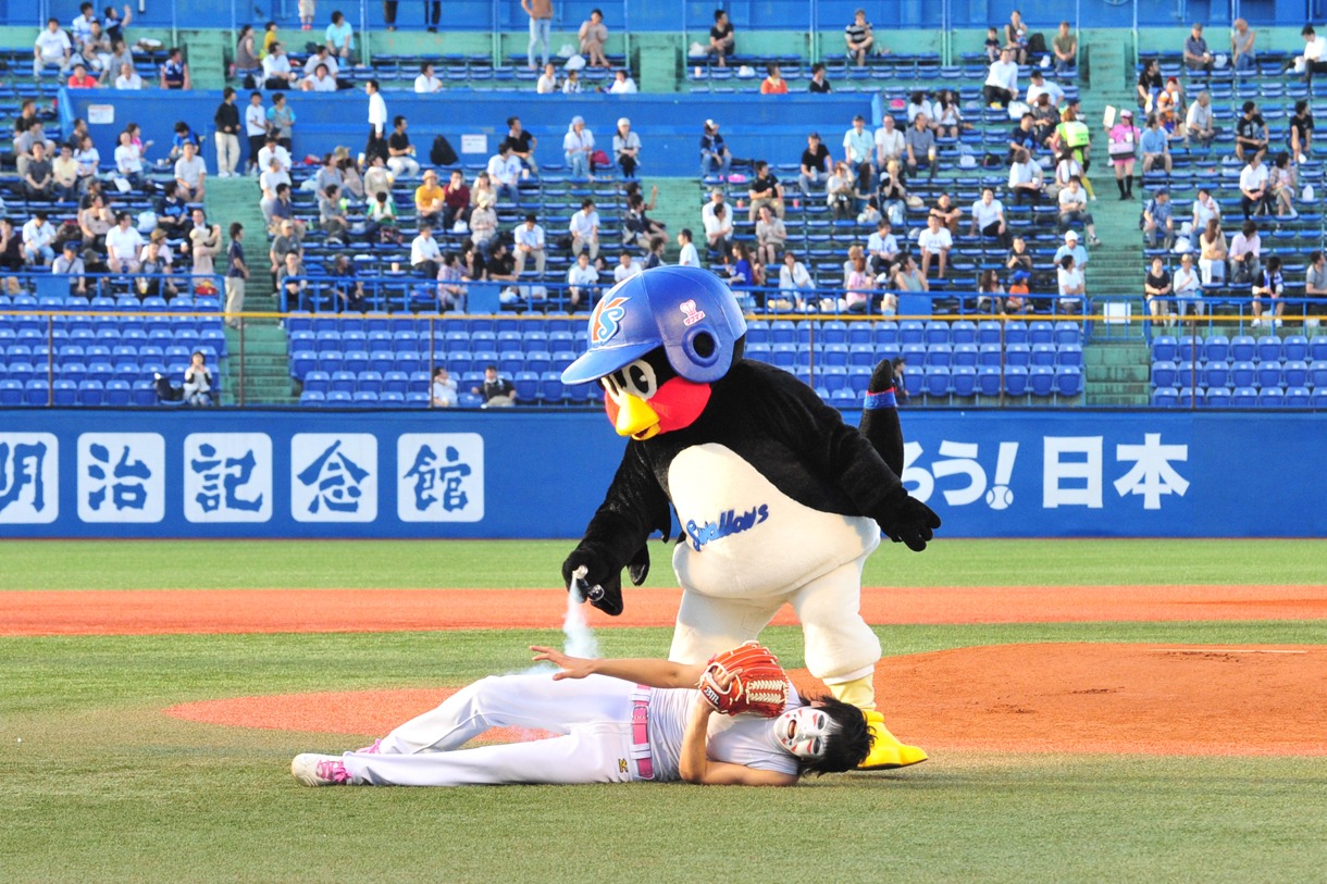 倒れた樽美酒研二に冷却スプレーを吹きかけ、応急処置をするつば九郎。