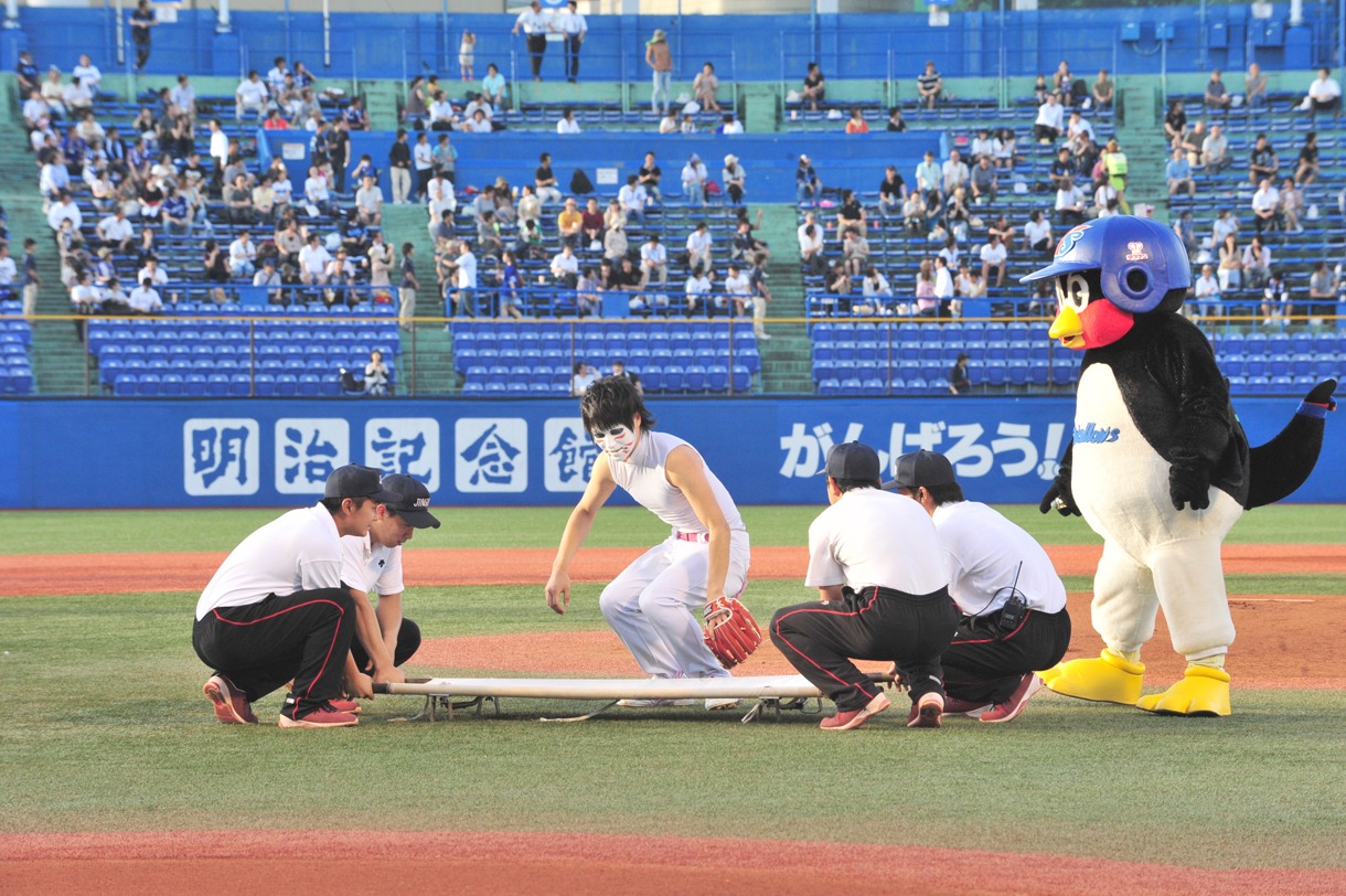 肩を傷めたため、担架に乗る樽美酒研二。