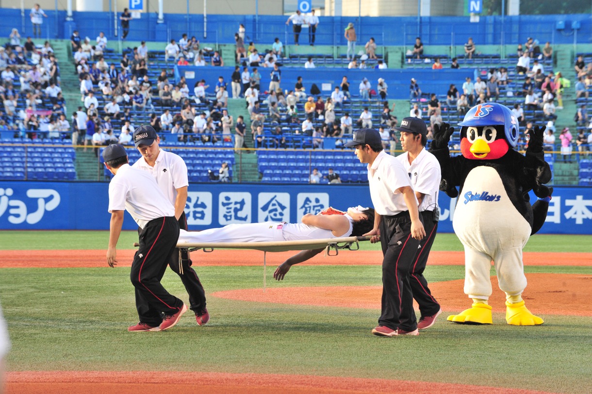 つば九郎に見送られながら、担架で運ばれていく樽美酒研二。
