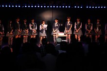 前田敦子の誕生日を祝うチームAのメンバーたち。 (C)AKS