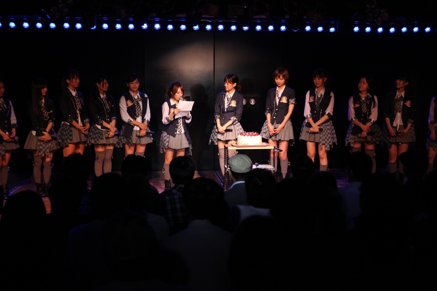 前田敦子の誕生日を祝うチームAのメンバーたち。 (C)AKS