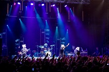 「JAPAN EXPO 2012」で熱演するMAN WITH A MISSION。