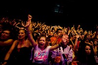 MAN WITH A MISSIONを大歓迎したパリの若者たち。