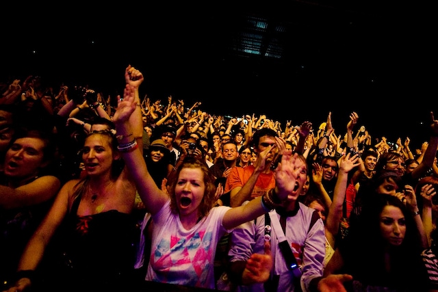 MAN WITH A MISSIONを大歓迎したパリの若者たち。