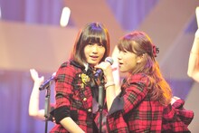 前田敦子、大島優子（写真左から）