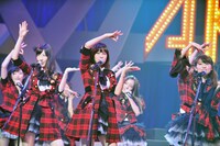 「フライングゲット」をパフォーマンスするチームサプライズ。