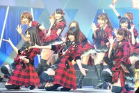 新曲「重力シンパシー」をパフォーマンスするチームサプライズ。