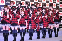 「ぱちんこAKB48」先行展示会でのフォトセッションの模様。