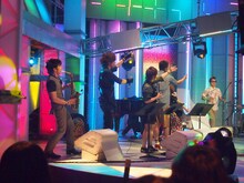 「新堂本兄弟」オープニングで藤井フミヤ（写真右端）が登場した際の様子。