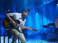 「新堂本兄弟」スタジオライブ収録時の藤井フミヤ。