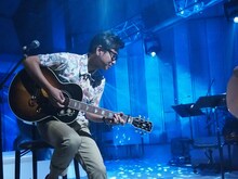 「新堂本兄弟」スタジオライブ収録時の藤井フミヤ。