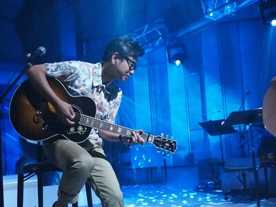 「新堂本兄弟」スタジオライブ収録時の藤井フミヤ。