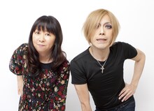 谷山浩子（写真左）とROLLY（右）。