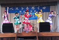 写真は折立中学校体育館ステージを使って行われた“ももいろクローバー爽”サプライズライブの様子。