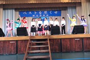 このライブはロッテ「爽」の中高生応援キャンペーン「あなたの学校に応援しに行っちゃうぞ!」の一環として実施されたもの。ももクロ爽はキャンペーンに応募した美術部員、中村明日香さん(生徒左から2番目)の希望に応え、文化祭の作品作りを手伝った。