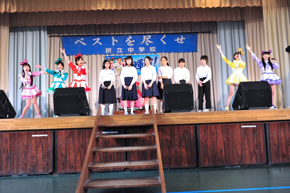 このライブはロッテ「爽」の中高生応援キャンペーン「あなたの学校に応援しに行っちゃうぞ！」の一環として実施されたもの。ももクロ爽はキャンペーンに応募した美術部員、中村明日香さん（生徒左から2番目）の希望に応え、文化祭の作品作りを手伝った。