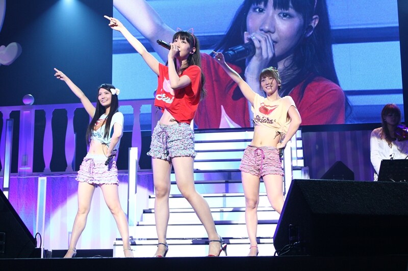 7月18日にリリースされる新曲「ロマンス・プライバシー」を披露するフレンチ・キス。