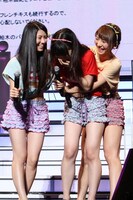 ソロデビュー発表に感極まる柏木（写真中央）と、笑顔で祝福する倉持明日香（左）と高城亜樹（右）