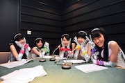 写真は「UFIの未完成ラジオ」第1回収録の様子。左からさーや、キャサリン、ももりん、たまちゃん、ゴリナ。