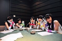 写真は「UFIの未完成ラジオ」第1回収録の様子。左からさーや、キャサリン、ももりん、たまちゃん、ゴリナ。