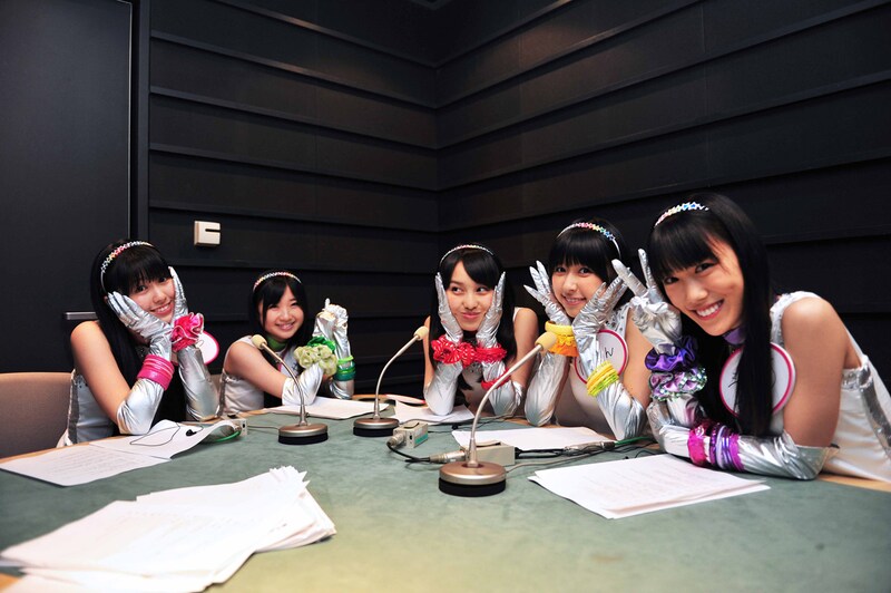 写真は「UFIの未完成ラジオ」第1回収録の様子。左からさーや、キャサリン、ももりん、たまちゃん、ゴリナ。