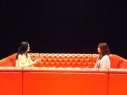 アンジェラ・アキ（写真左）と友近（右）。