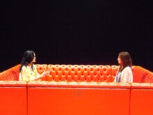 アンジェラ・アキ（写真左）と友近（右）。