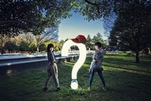 真っ赤なカープ帽がまぶしい、チャットモンチーの新アーティスト写真。