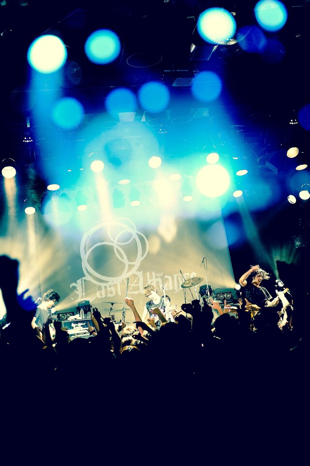 「C.L.C TOUR 2012 ～ガチセットだヨ！全員集合～」ツアーファイナルのステージ風景。（Pic by JON...）