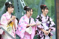 写真左から伊藤千由李、安藤ゆず、大黒柚姫。