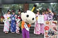 はち丸（写真中央）との記念撮影。