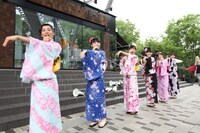 「トリプルセブン」は、全身で「7」の形を作る振り付けがポイント。