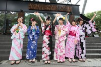 色とりどりの浴衣を着てファンに手を振るチームしゃちほこ。