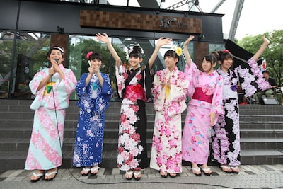 色とりどりの浴衣を着てファンに手を振るチームしゃちほこ。