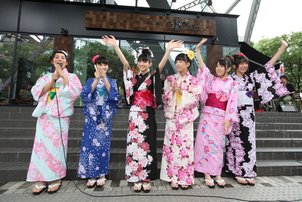 色とりどりの浴衣を着てファンに手を振るチームしゃちほこ。