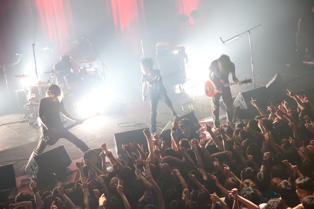 「AFOC presents VS tour "(LOVE IS LIKE A) SUMMERTIME BLUES The Circuit"」東京公演のTHE BACK HORNのステージの様子。