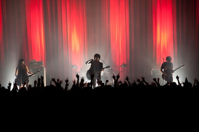 「AFOC presents VS tour "(LOVE IS LIKE A) SUMMERTIME BLUES The Circuit"」東京公演のa flood of circleのステージの様子。