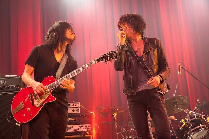 アンコールで披露されたa flood of circleと菅波栄純（THE BACK HORN）のセッションの様子。