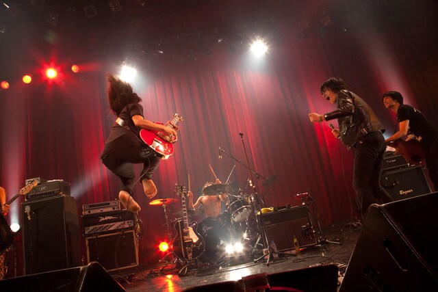 flood of circleと菅波栄純によるセッションのヒトコマ。